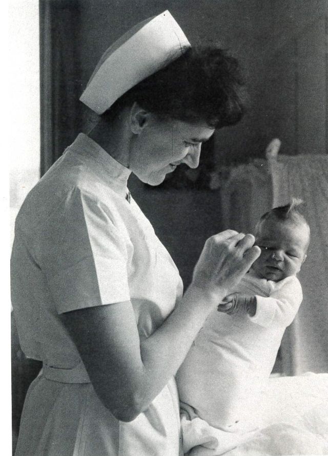 Hebamme mit Säugling