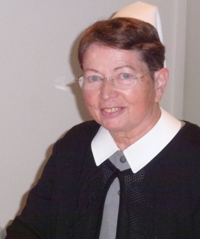 Sr Theresa Galle beim Sprachunterricht