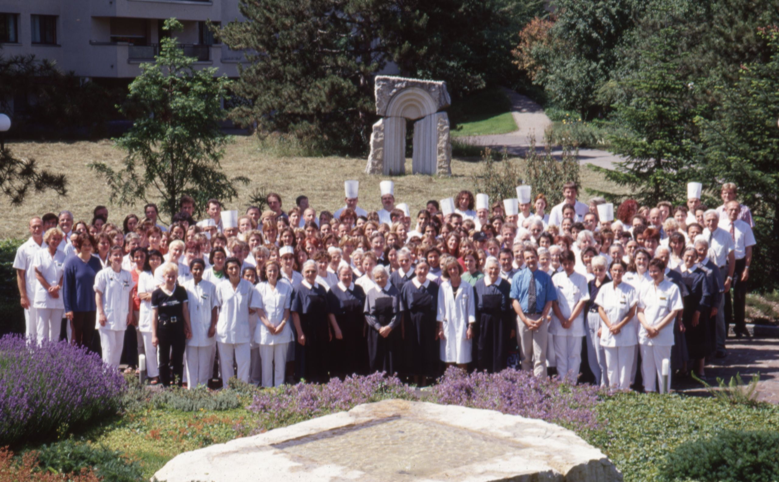 2.18 Mitarbeiterschaft und Srn vor Tor_